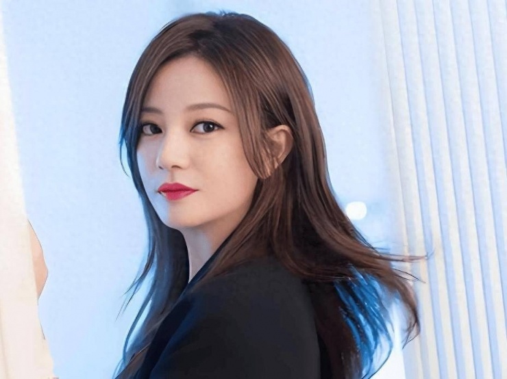 Anh trai tiết lộ Triệu Vy đang trong giai đoạn khó khăn nhất cuộc đời khi dính phải nhiều tin đồn thất thiệt.