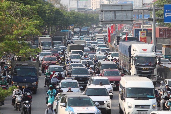 Đường phố Hà Nội tắc đường cuối tháng 5/2025. Ảnh: P.C