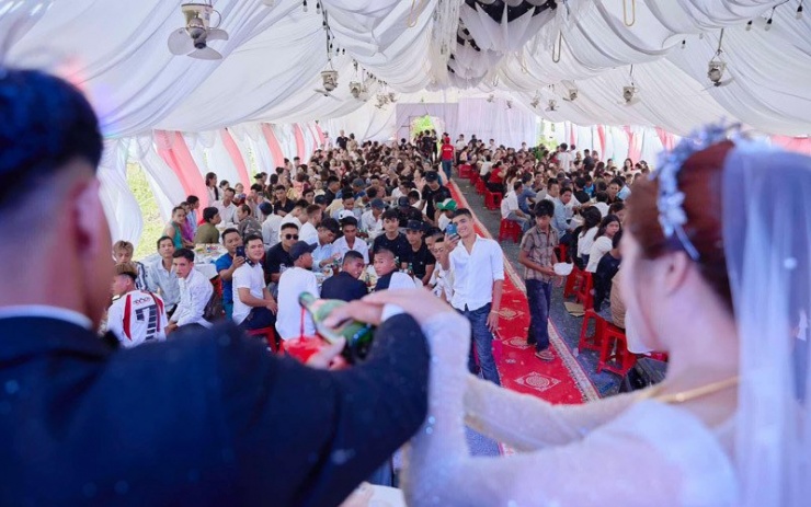 Sau 30 phút chờ đợi, khách khứa đã vui vẻ nhập tiệc cùng cô dâu - chú rể. Ảnh: NVCC