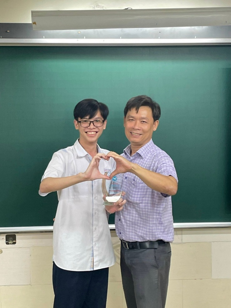 Tài và thầy Hưng - giáo viên quản nhiệm trong những ngày cuối năm học