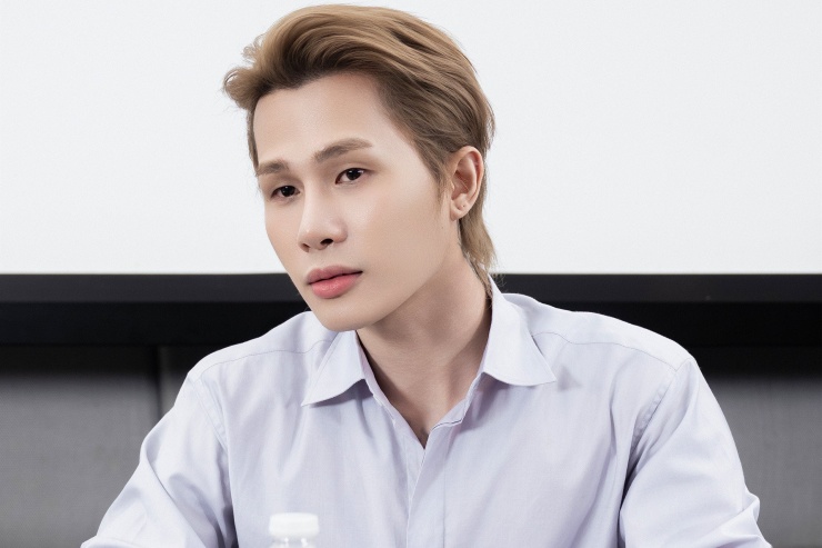 1752650628-avaaaaaaaaaa-width1920height1279 Ca sĩ Jack giữ im lặng tại sự kiện.