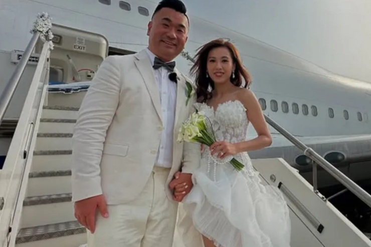 Sam Chui và Fiona Pang bước lên máy bay. Ảnh: Gulfnews