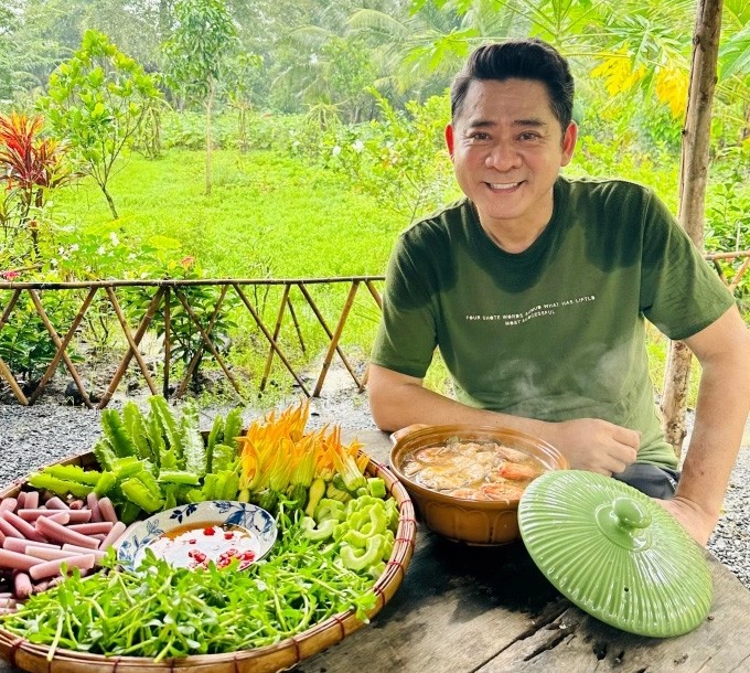 Huỳnh Anh Tuấn khoe tài làm bánh ướt, gỏi gà