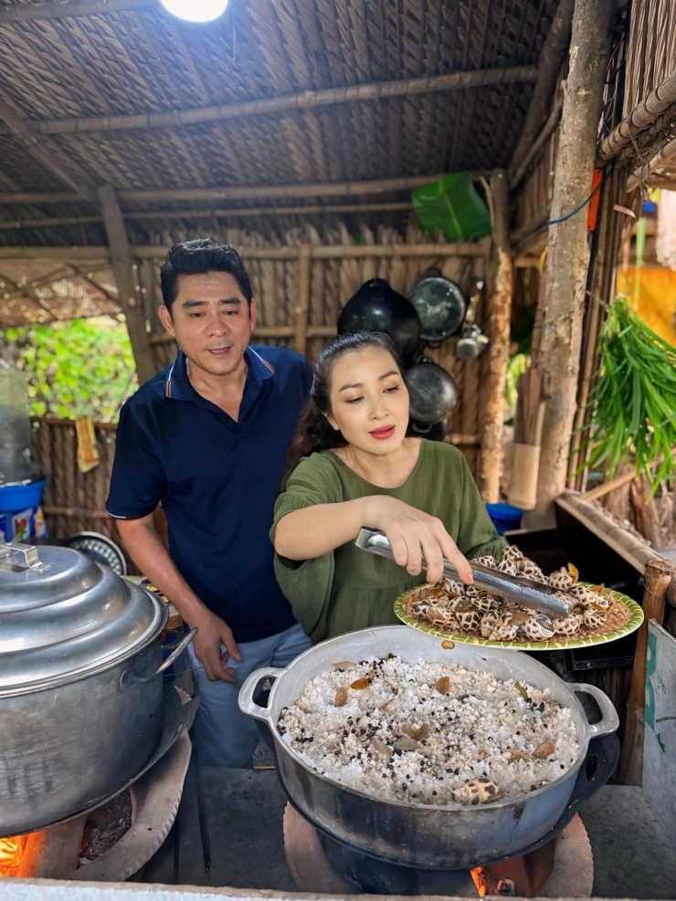 Diễn viên Khánh Huyền và nhiều nghệ sĩ thân thiết từng đến thăm Huỳnh Anh Tuấn, nấu ăn cùng anh ở nhà vườn.