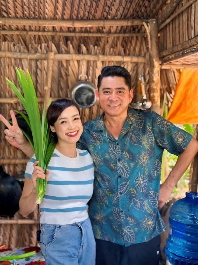 Lê Bê La đóng con gái của Huỳnh Anh Tuấn trong phim 'Hoán nhân tâm' (đạo diễn Xuân Phước) cũng tranh thủ ghé thăm diễn viên khi có việc về miền Tây. Sau lần hợp tác, đến nay Lê Bê La vẫn quen xưng 'con' và gọi Huỳnh Anh Tuấn là 'cha'.