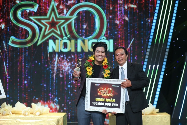 Diên viên Bùi Công Danh bên cha khi đoạt ngôi quán quân Sao nối ngôi. Ảnh: Tư liệu