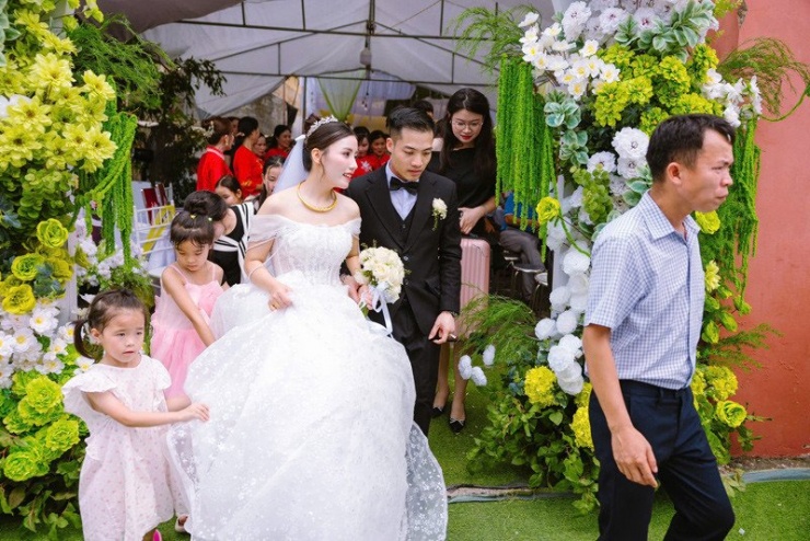 Thọ chỉ mất 30 giây để đón vợ về dinh 