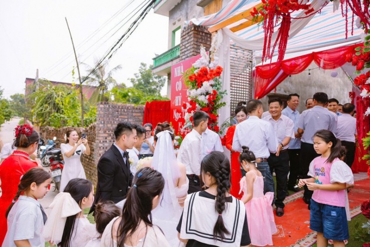 Đám cưới của cặp đôi làm xôn xao cả một vùng quê 