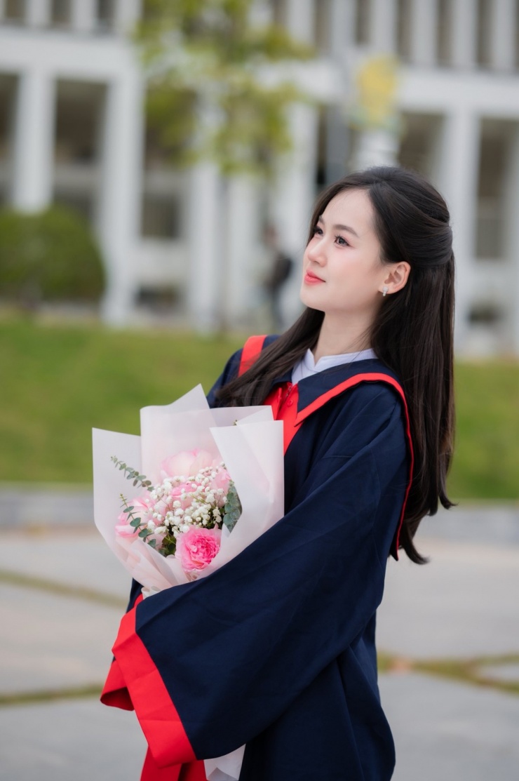 1752800459-077-5525-0-n-2136-width1200height1804 Ba thủ khoa THPT toàn quốc được khen tài sắc vẹn toàn - 4