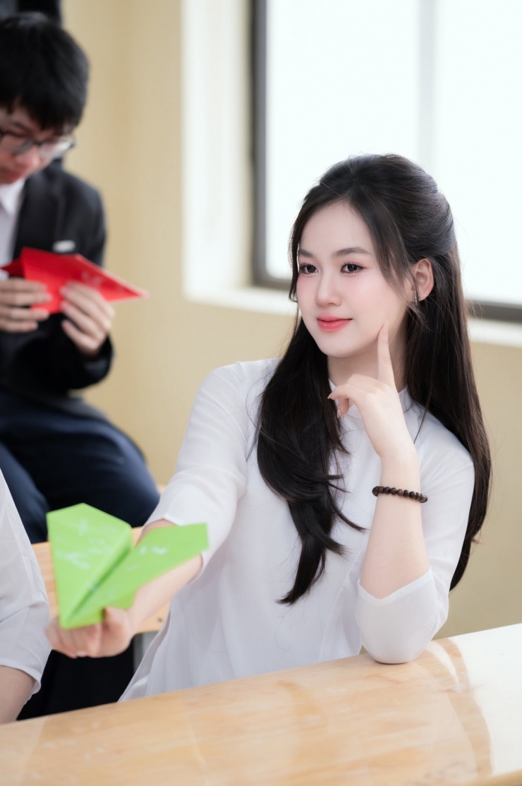 1752800459-336-8855-3-n-2136-width1200height1804 Ba thủ khoa THPT toàn quốc được khen tài sắc vẹn toàn - 3