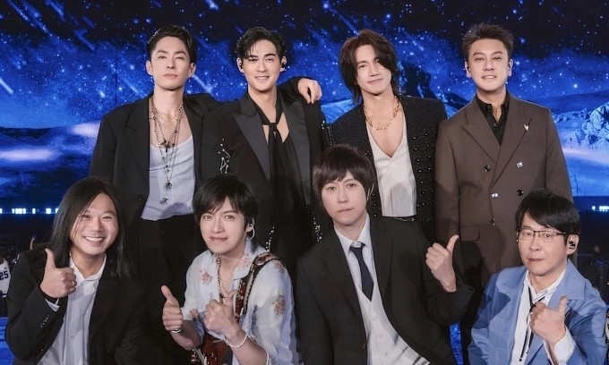 1752810147-2-3853-width680height408 Ngô Kiến Hào, Châu Du Dân, Ngôn Thừa Húc và Chu Hiếu Thiên của nhóm F4 (từ trái qua, hàng sau) làm khách mời trong đêm nhạc của Mayday (hàng trước).