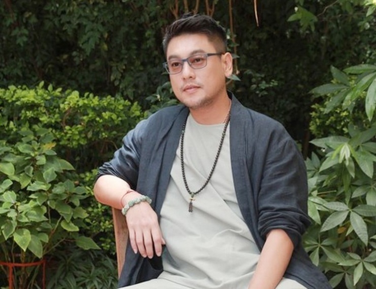 1752810150-th-64998-width744height571 Chu Hiếu Thiên (46 tuổi) lộ mái tóc nhuốm màu gió sương.