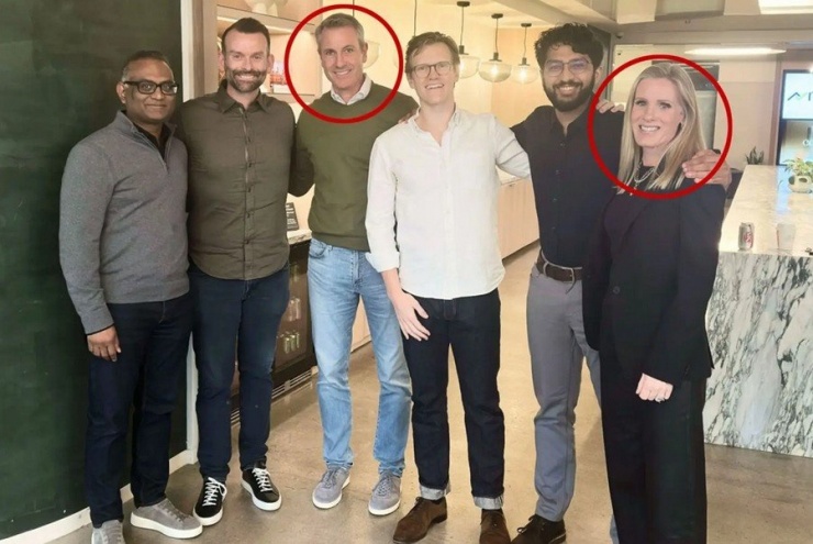 Andy (thứ ba từ bên trái) và Kristin Cabot (phải) trong một hình ảnh không đề ngày tháng. Ảnh: Bain Capital Ventures.