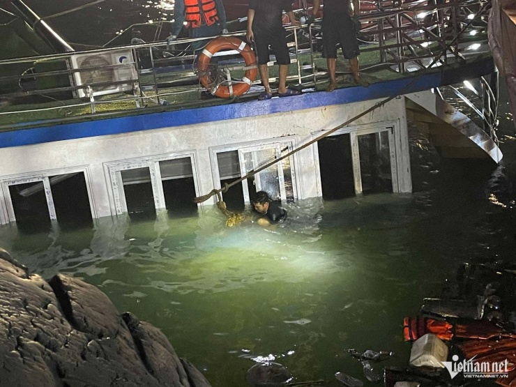 Lực lượng chức năng triển khai cứu hộ xuyên đêm. Ảnh: Phạm Công 