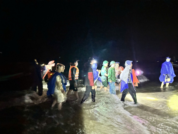 Nhiều người đã òa khóc khi trở về được đất liền. Ảnh: CTV