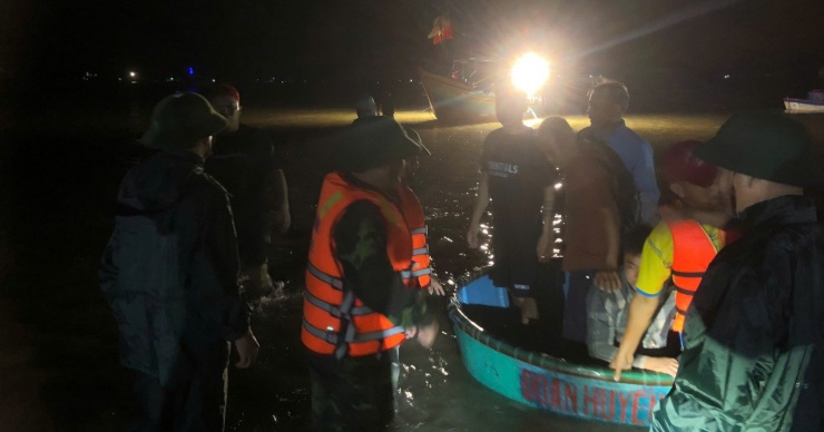 27 du khách được cứu đưa lên bờ sau sự cố chìm tàu. Ảnh: CTV