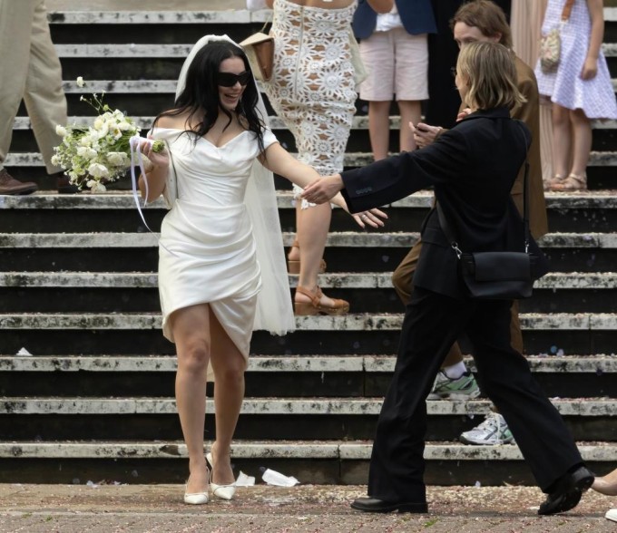 Charli XCX đeo kính râm, tái hiện phong cách đời thường trong đám cưới. Ảnh: Backgrid