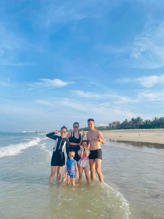 Để đảm bảo an toàn cho các chuyến du lịch gia đình, Linh Chi cho biết 2 con gái lớn đều được cô cho học bơi, lặn bài bản, còn bé trai, 5 tuổi, vẫn cần sử dụng phao tay.