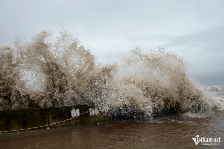 1753168384-w-901-0134-0-n-1455-width1900height1267 Sóng đánh vào bờ kè ở Quất Lâm cao khoảng 3m. Ảnh: Trọng Tùng