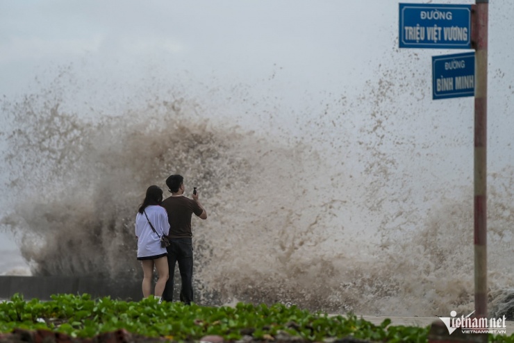 1753168385-w-043-5325-8-n-1457-width1900height1267 Cặp đôi chụp ảnh trước con sóng dữ vỗ vào bờ. Ảnh: Trọng Tùng