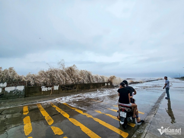 1753168385-w-499-583-3-n-1498-width1900height1425 Người dân đi xe máy gần khu vực bờ biển Quất Lâm lúc bão số 3 đổ bộ vào khu vực đất liền. Ảnh: Trọng Tùng