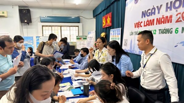 Ồn ào "lương 20 triệu" giữa Gen Z và thế hệ trước: Người trẻ đang theo đuổi điều gì? 1753238922 luong 20 trieu 2 width1300height975