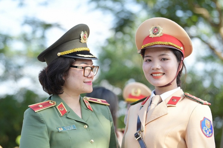 Nữ học viên nhận lời động viên từ Thiếu tướng Ngô Hoài Thu – Phó Cục trưởng Cục Công tác chính trị (X03, Bộ Công an).