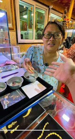 Người phụ nữ khiếm thính mang vàng đi bán, câu chuyện phía sau khiến ai nấy xót xa - 2