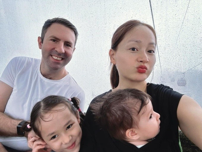 Vợ chồng Lan Phương khi đưa con đi chơi ở Đà Nẵng trước khi