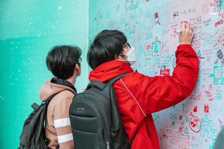 Sinh viên chủ động tiếp cận các hoạt động học tập sáng tạo, không ngừng làm mới bản thân để bắt kịp xu thế công nghệ. (Ảnh: HUST Media Club).