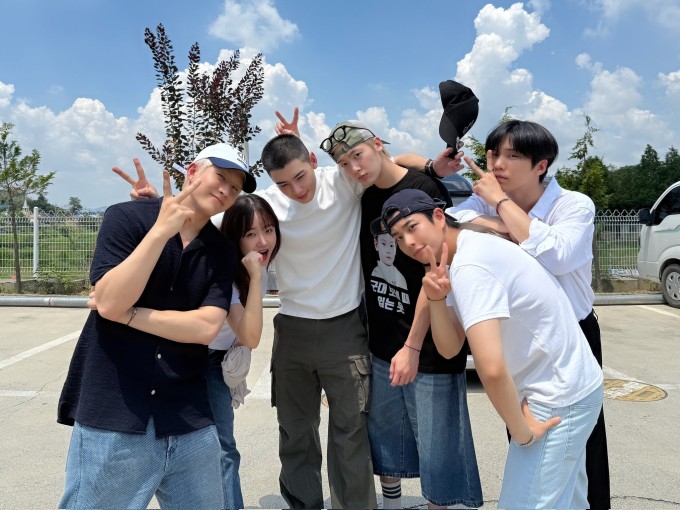 1753751918-gw7h-74xwaaz1lr-6391-3401-8674-width680height510 Bạn bè đến tiễn Cha Eun Woo (thứ ba từ trái sang) nhập ngũ. Ảnh: Choi Yoo Jung