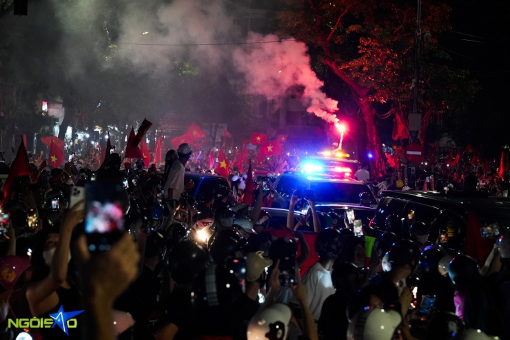 Dòng người 'đi bão' mừng tuyển Việt Nam vô địch U23 Đông Nam Á - 2