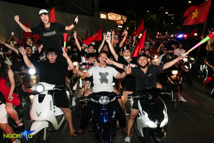 Dòng người 'đi bão' mừng tuyển Việt Nam vô địch U23 Đông Nam Á - 3