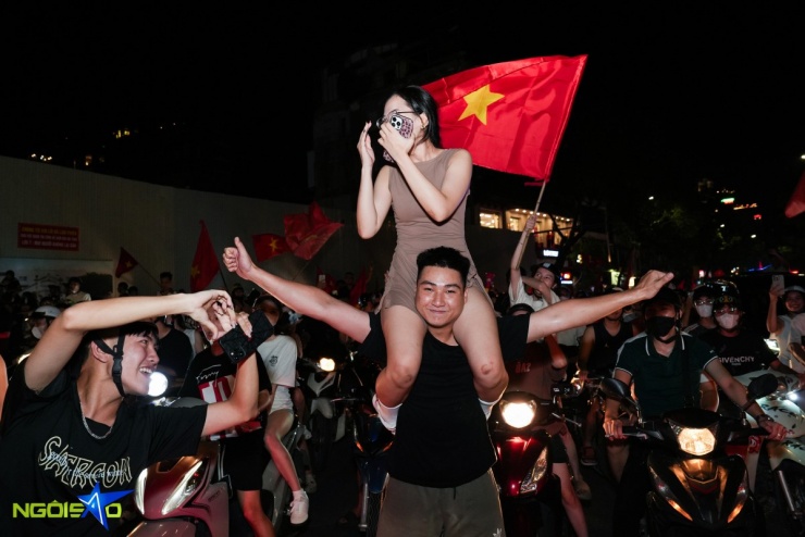 Dòng người 'đi bão' mừng tuyển Việt Nam vô địch U23 Đông Nam Á - 4