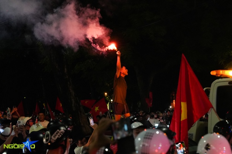 Dòng người 'đi bão' mừng tuyển Việt Nam vô địch U23 Đông Nam Á - 5