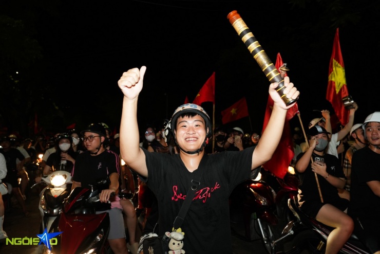 Dòng người 'đi bão' mừng tuyển Việt Nam vô địch U23 Đông Nam Á - 6