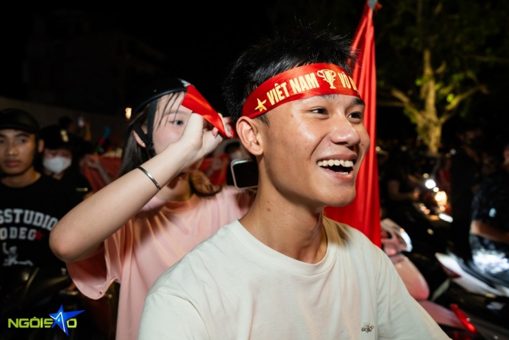 Dòng người 'đi bão' mừng tuyển Việt Nam vô địch U23 Đông Nam Á - 10
