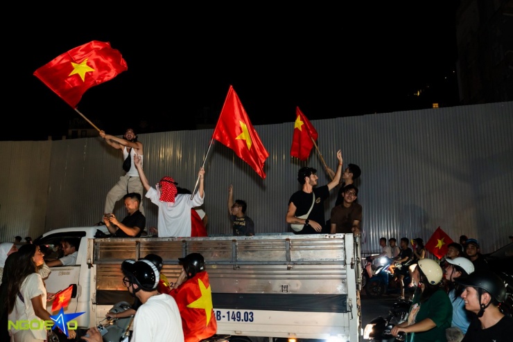 Dòng người 'đi bão' mừng tuyển Việt Nam vô địch U23 Đông Nam Á - 11