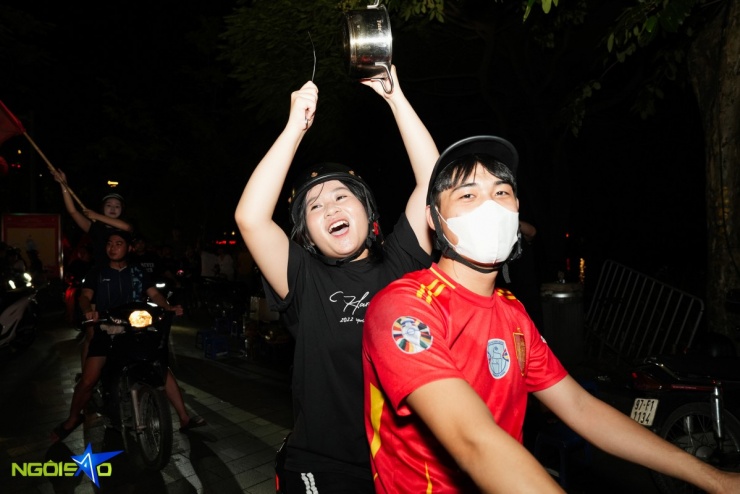Dòng người 'đi bão' mừng tuyển Việt Nam vô địch U23 Đông Nam Á - 7
