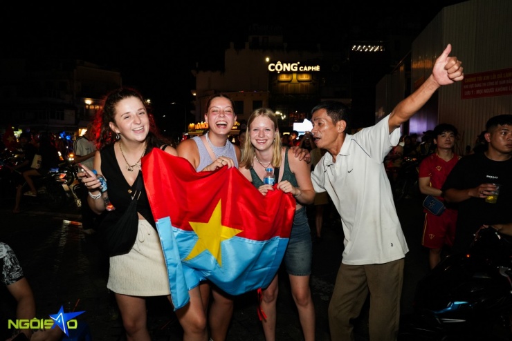 Dòng người 'đi bão' mừng tuyển Việt Nam vô địch U23 Đông Nam Á - 8