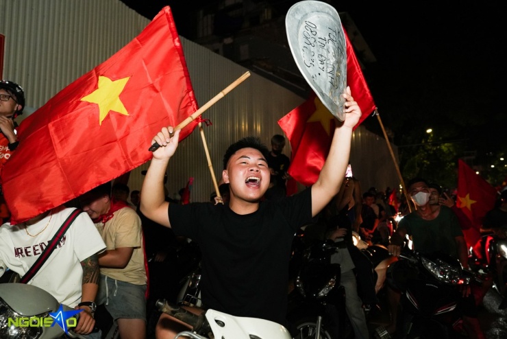 Dòng người 'đi bão' mừng tuyển Việt Nam vô địch U23 Đông Nam Á - 9