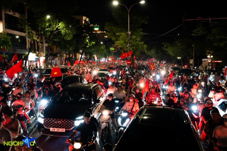 Dòng người 'đi bão' mừng tuyển Việt Nam vô địch U23 Đông Nam Á - 14