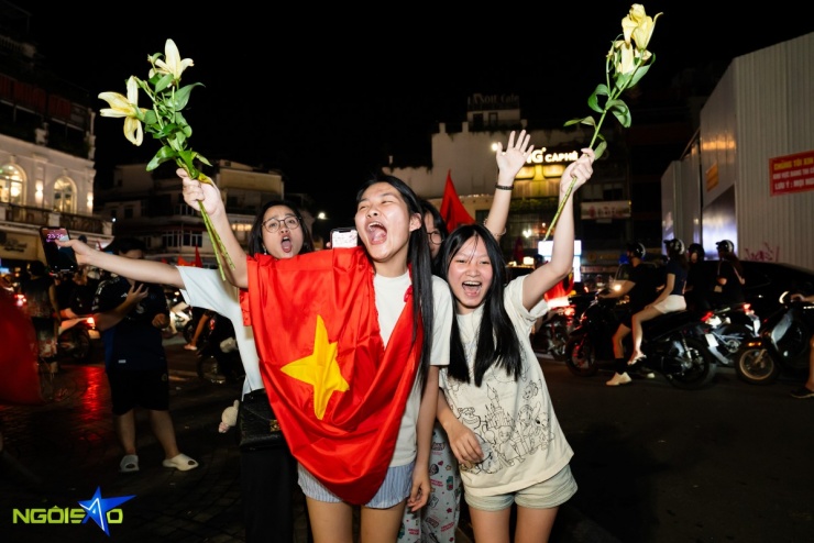 Dòng người 'đi bão' mừng tuyển Việt Nam vô địch U23 Đông Nam Á - 12
