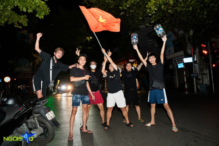 Dòng người 'đi bão' mừng tuyển Việt Nam vô địch U23 Đông Nam Á - 13