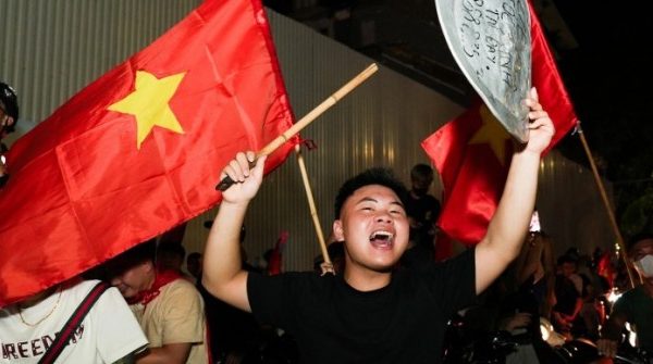 Dòng người 'đi bão' mừng tuyển Việt Nam vô địch U23 Đông Nam Á 1753836403 245 thumbnail width740height495 anh cat 3 2 auto cropjpg