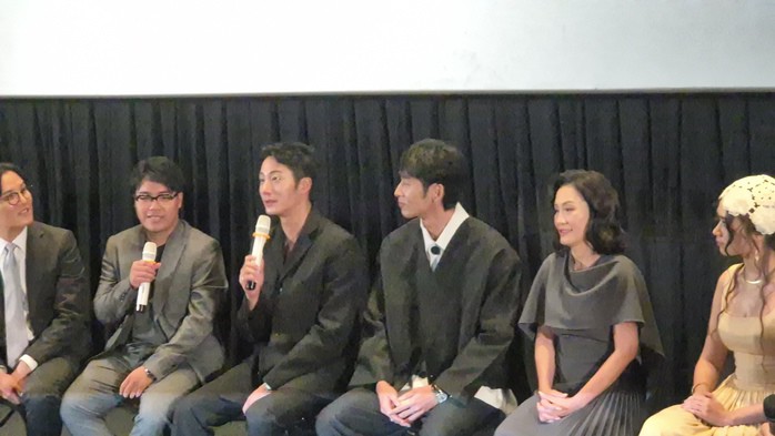 Jung Il-woo (thứ ba từ trái sang) phát biểu