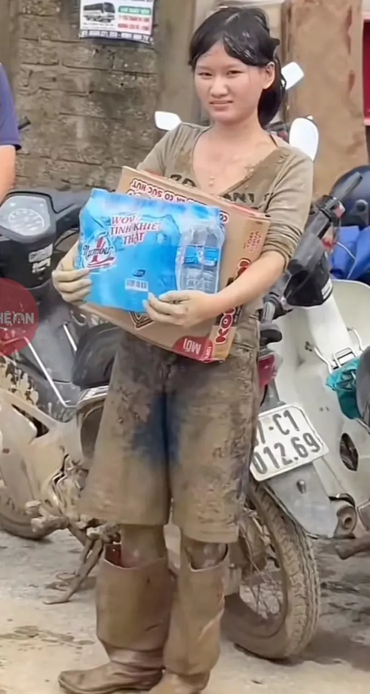 Em Nguyễn Hoài Thương nhận thùng mì tôm và nước uống rồi cúi đầu cảm ơn nhà thiện nguyện.