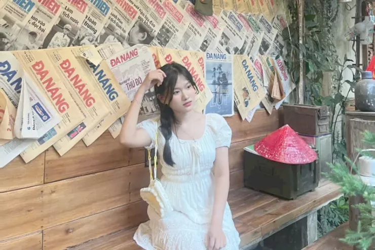 Nữ sinh Nguyễn Hoài Thương cho biết sau khi dọn xong bùn đất ở nhà do mưa lũ, em sẽ cố gắng trở lại trường tiếp tục học tập. Ảnh: NVCC