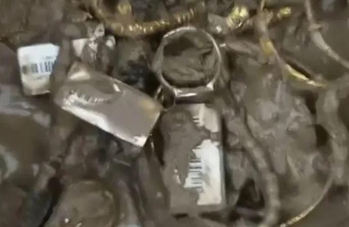 1753855696-so-vang-bac-tri-gia-36-ty-dong-bi-cuon-troi-sau-lu-nguoi-dan-do-xo-di-tim-8667-width684height446 Số vàng bạc trị giá 36 tỷ đồng bị cuốn trôi sau lũ, người dân đổ xô đi tìm - 2