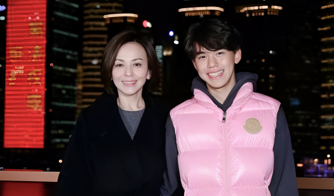 Vương Lâm và con trai. Ảnh: Weibo